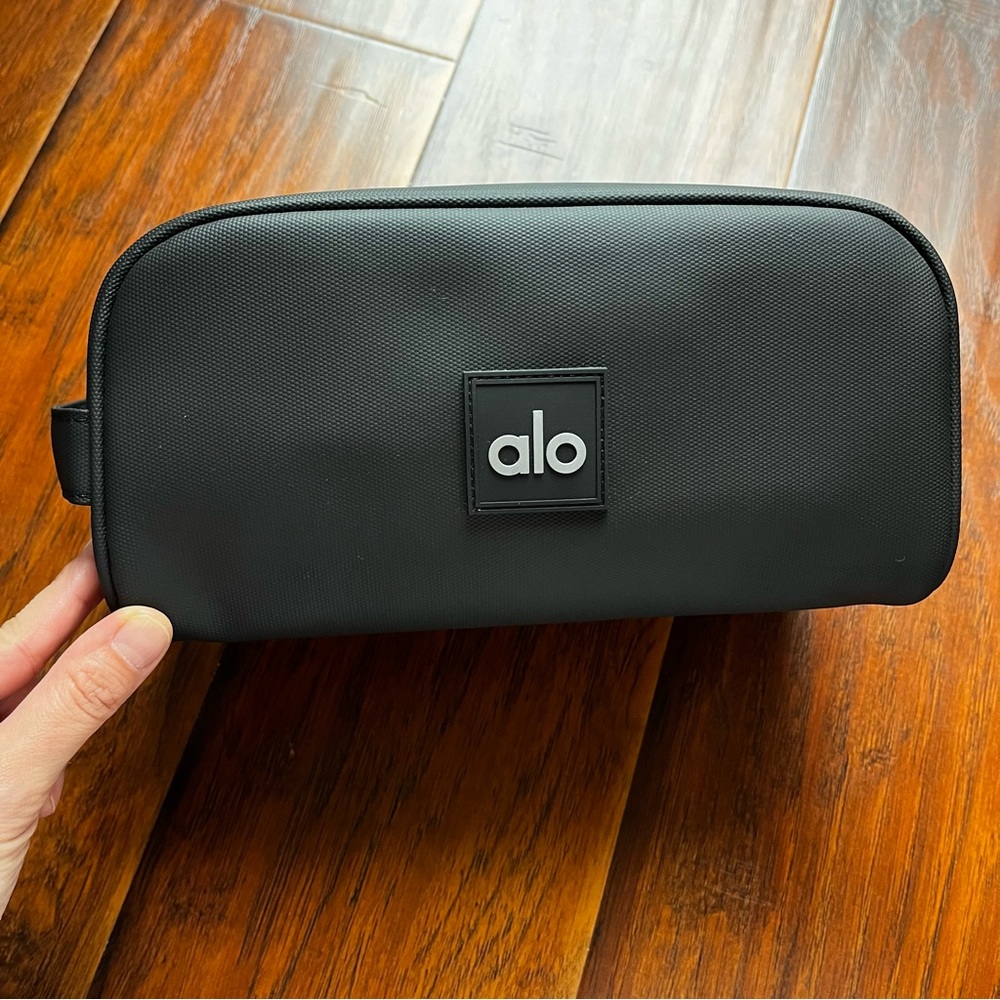NWOT Alo Yoga Toiletry Bag, Black